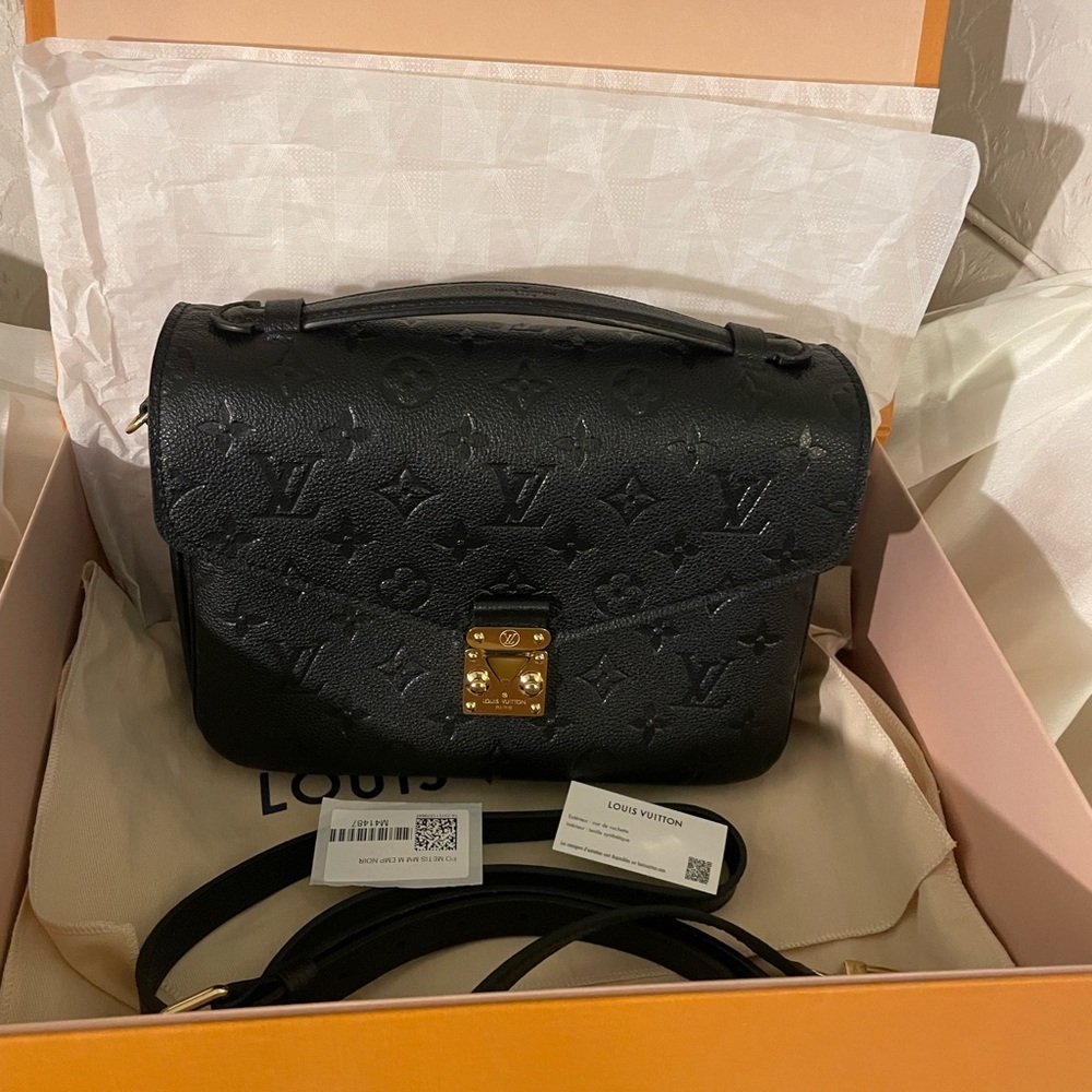 Louis Vuitton Black Pochette Métis Monogram
Empreinte Embossed Crossbody - Picture 3 of 15